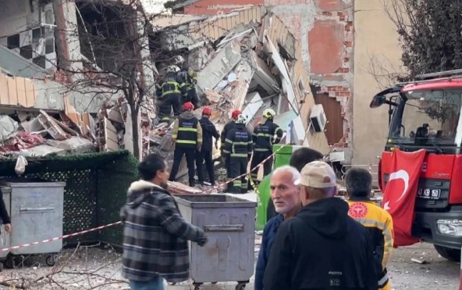 Türkiyədə altımərtəbəli bina uçdu