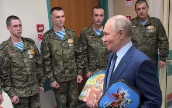 Путин приехал в военный госпиталь с иконами