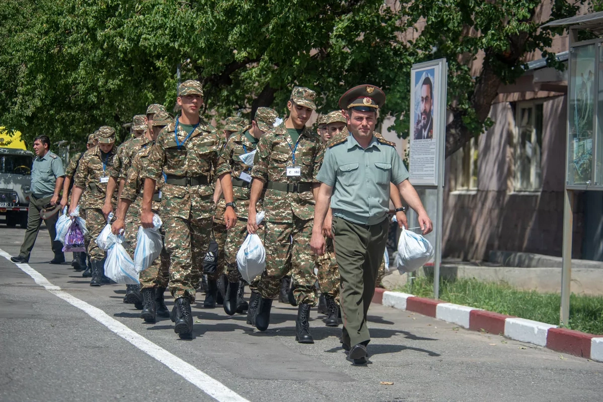 Ermənistanda əsgərlik müddətinin azaldılmasına dair qanun layihəsi təsdiqləndi