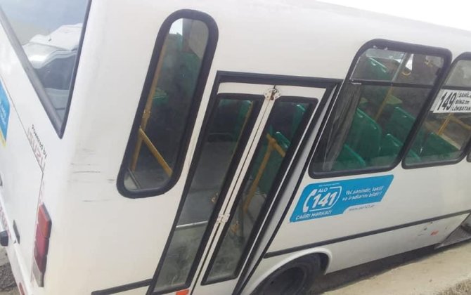 Şəkidə sərnişin mikroavtobusu ağaca çırpıldı