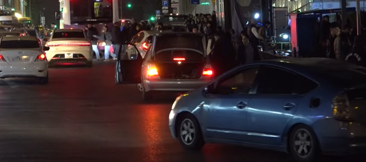 Мы устали от водителей такси, они заставляют нас садиться в машину и увозят - ХАОС у