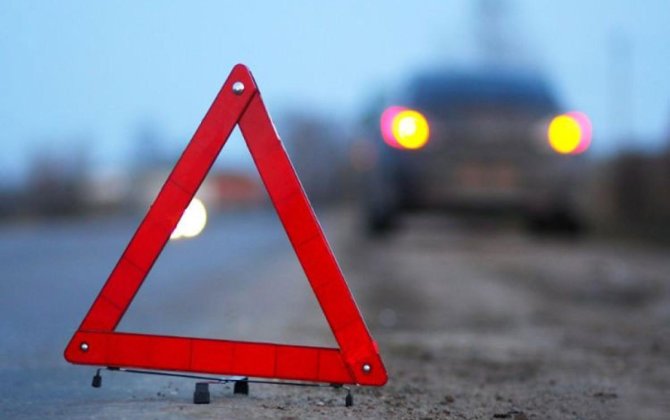 В Ширване при столкновении автомобилей один человек погиб, двое пострадали