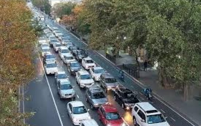 На ряде улиц и проспектов Баку затруднено движение транспорта