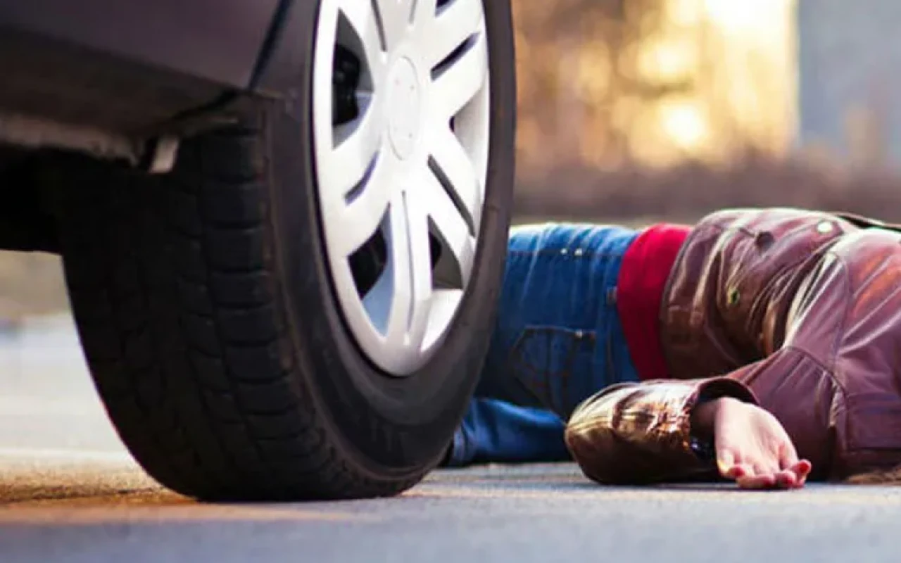 Paytaxtda maşın qadını vurub öldürdü