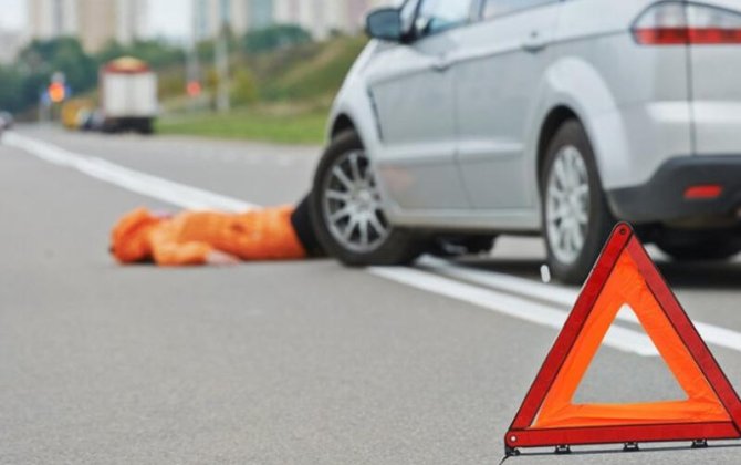 В Баку автомобиль насмерть сбил женщину