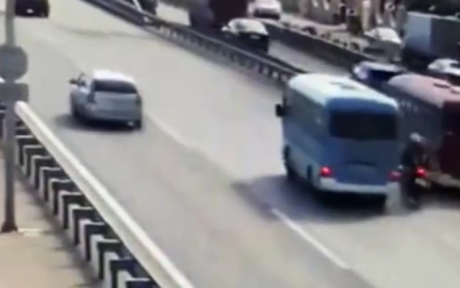 Avtobus motosikletlə toqquşdu - VİDEO