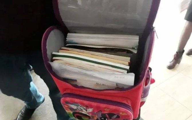 Pulu itən müəllim şagirdin çantasına baxdı - CƏZALANDI