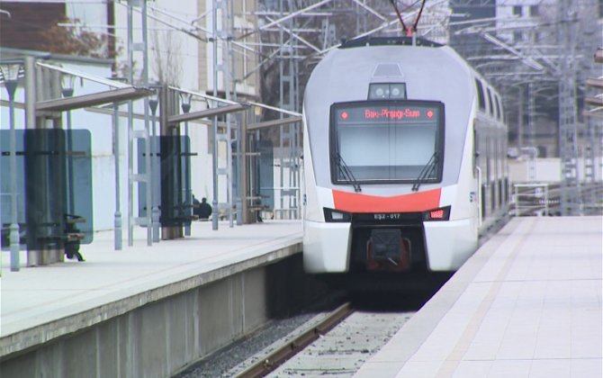 В Баку установлены личности подростков, повредивших камнями скоростной поезд