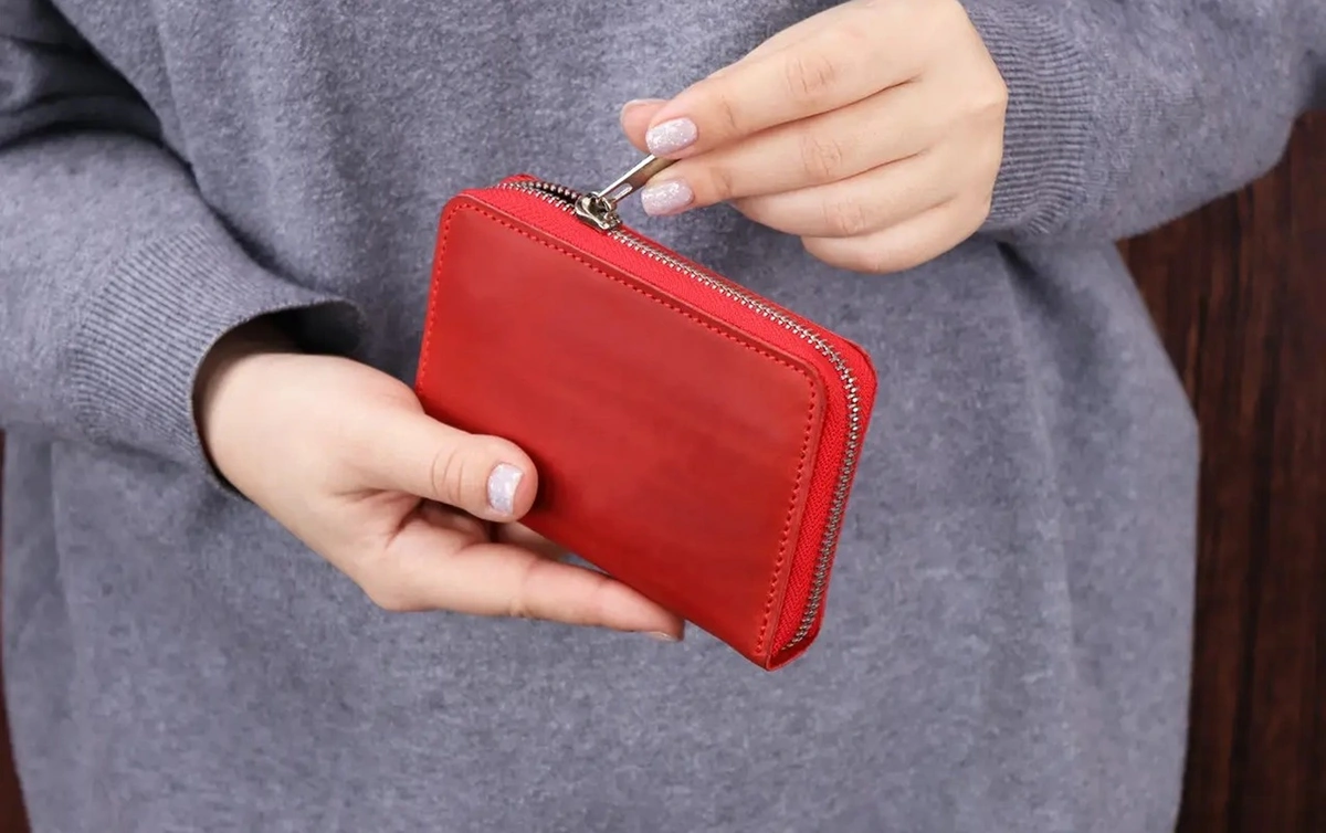 В Сальяне наказали учителя, проверившего кошелёк ученика