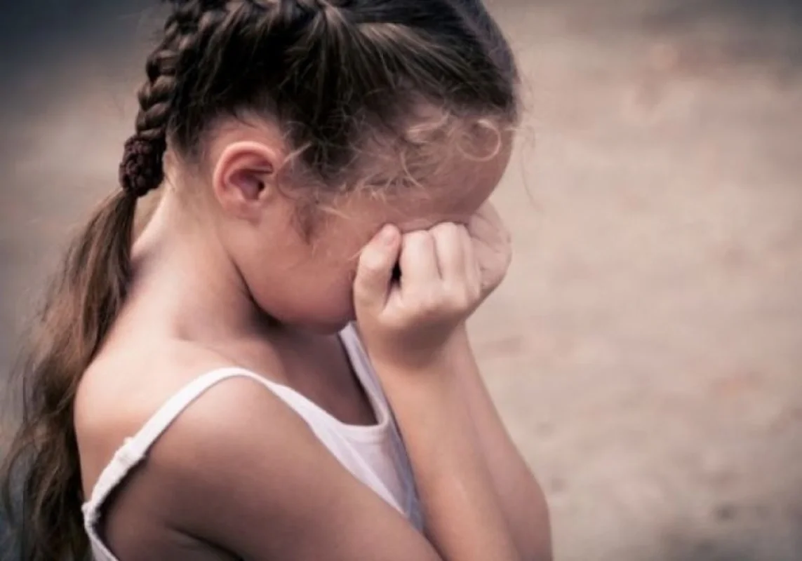 Bakıda azyaşlı qızının çılpaq videosunu yayan psixoloqa hökm oxundu