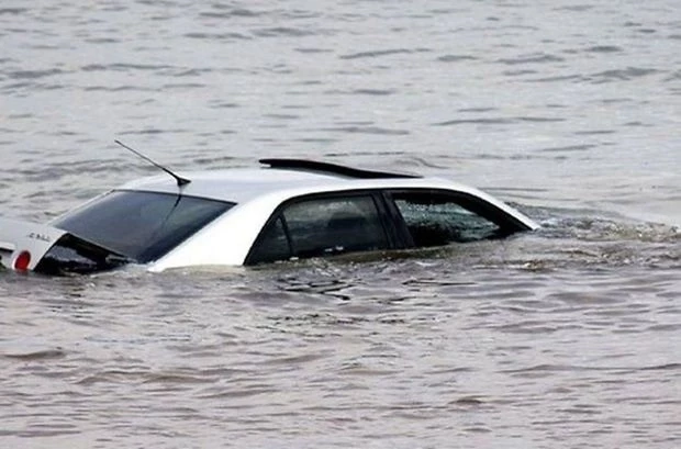 В Сумгайыте автомобиль упал в водоканал, есть пострадавшие