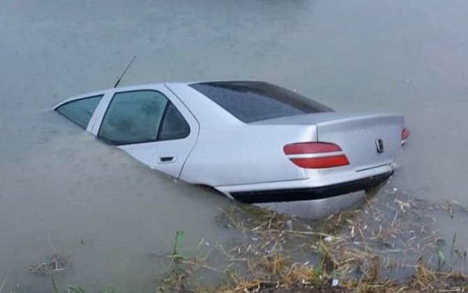Sumqayıtda avtomobil kanala düşdü