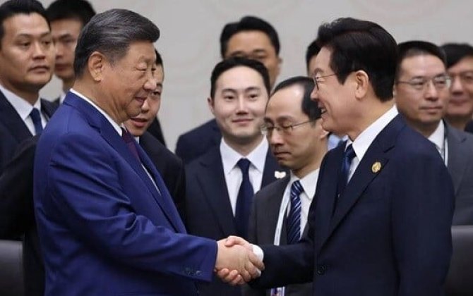 Szinpin Cənubi Koreya liderinə telefon hədiyyə etdi