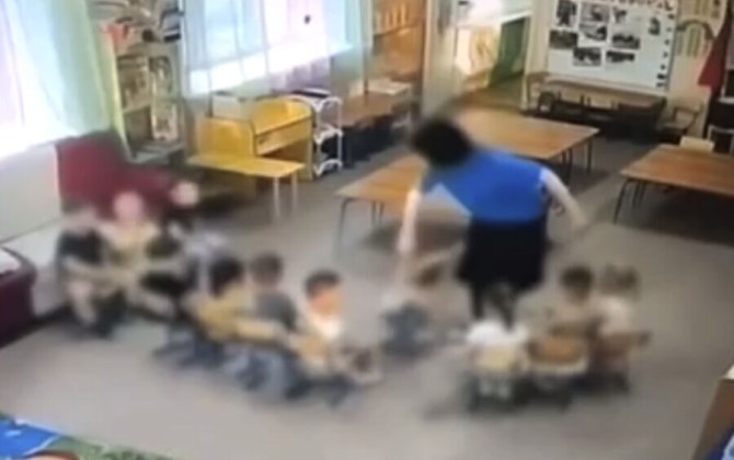 54 ildir tərbiyəçidir, bağçada uşaqları döydü - QALMAQAL