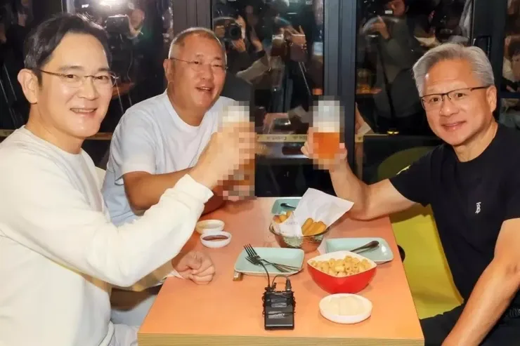 Üç şirkətin baş direktoru bir stol arxasında: Birgə kapitalları 5 trilyon dollardan çoxdur