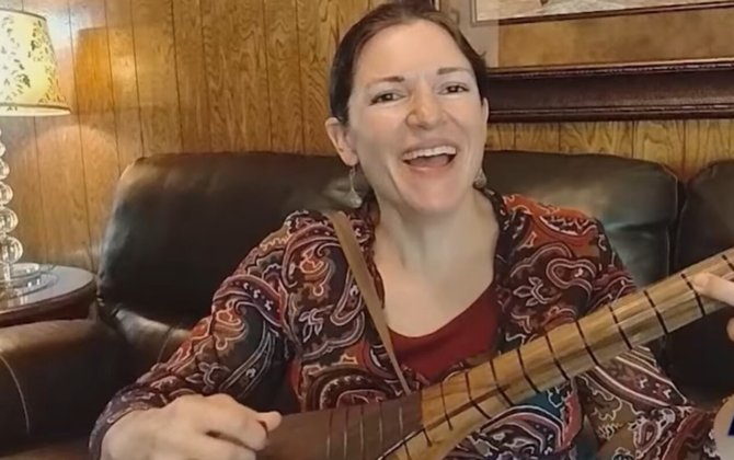 Amerikalıdır, gədəbəylilər kimi saz çalır - VİDEO