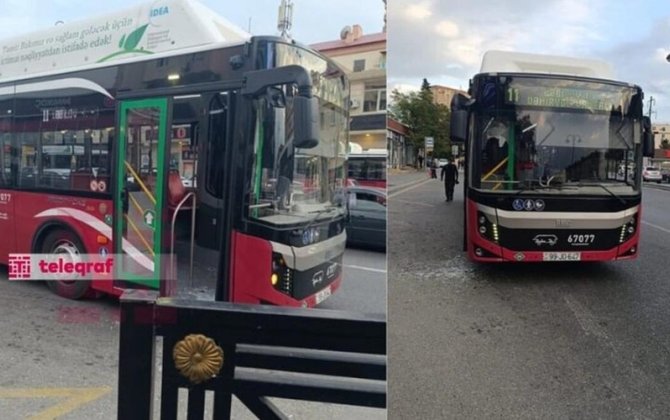 В Баку нетрезвый пассажир разбил окно в автобусе-ФОТО