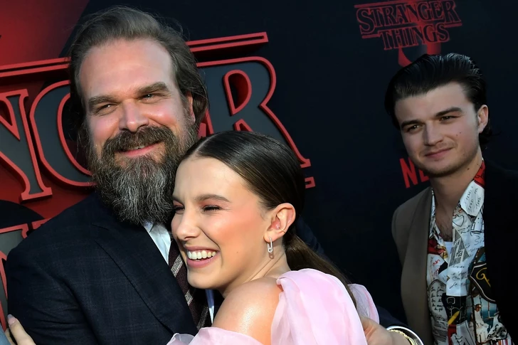 Скандал на съемках «Очень странных дел»: Милли Бобби Браун обвинила Дэвида Харбура в буллинге