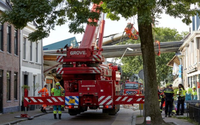 В Нидерландах кран упал на здание детского дома