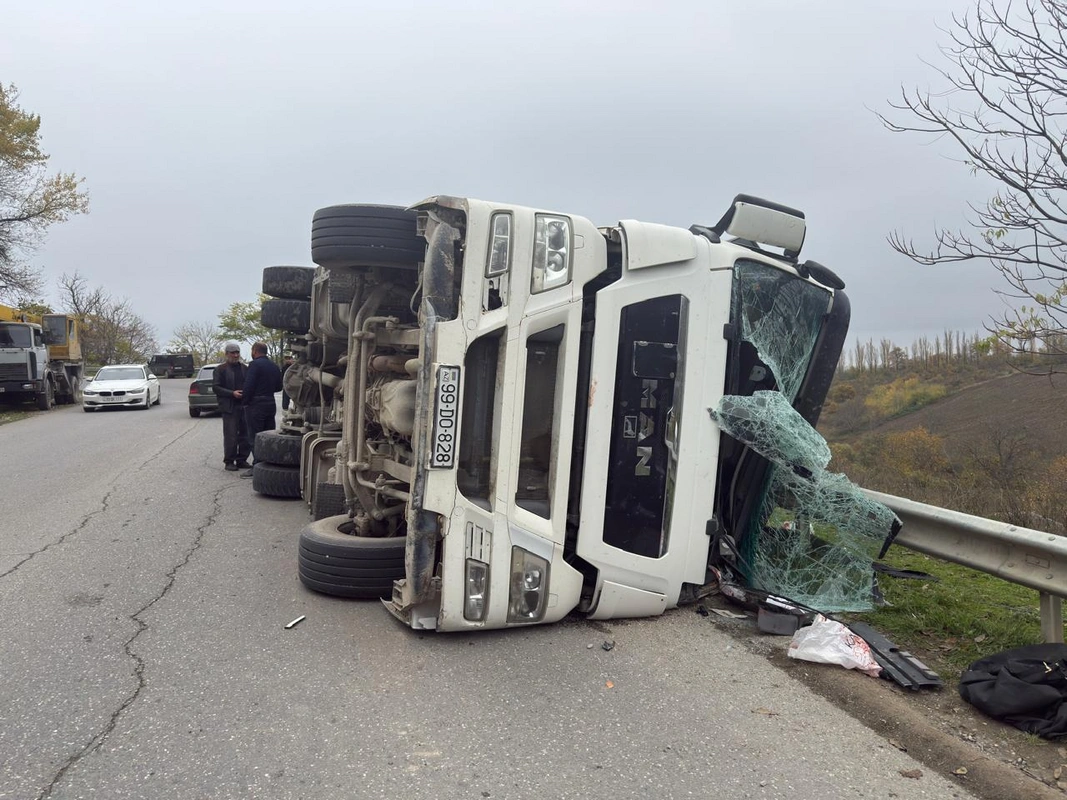 Qusarda yük avtomobili AŞDI: İki nəfər xəsarət aldı