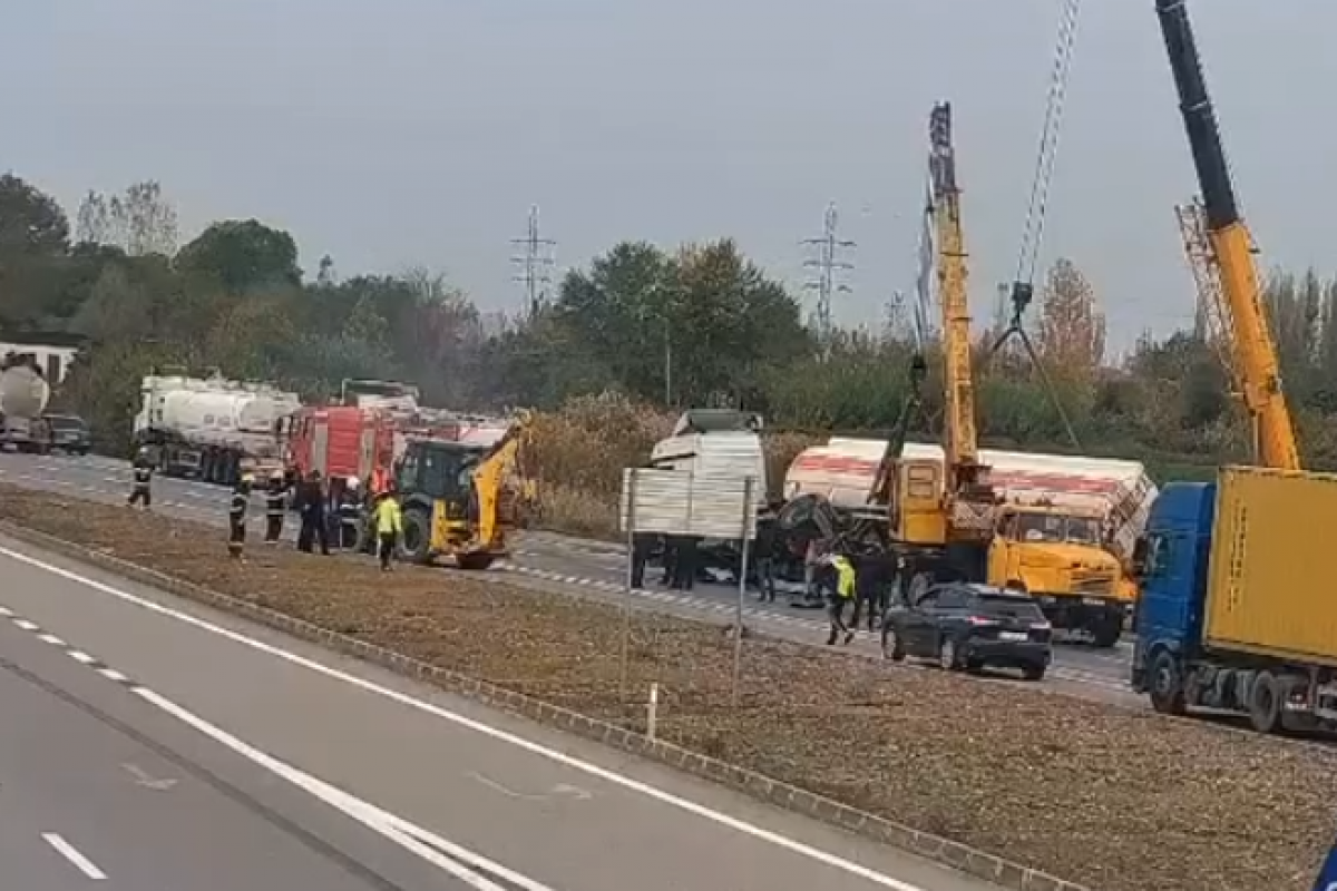 Bakı-Qazax yolunda yük maşını aşdı