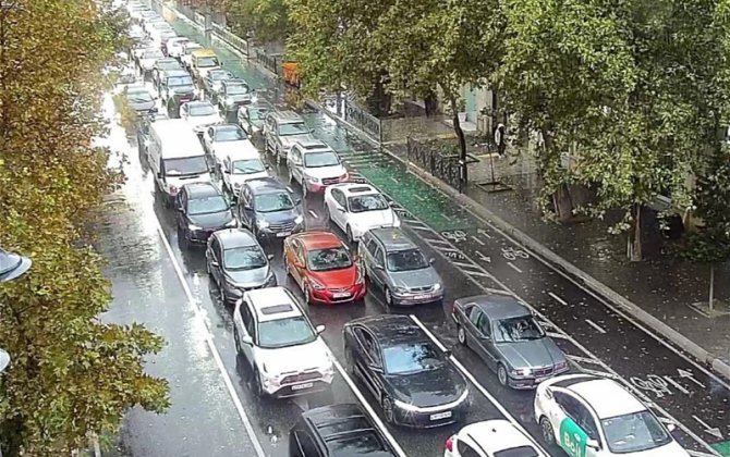 В Баку на 14 улицах и проспектах затруднено движение транспорта