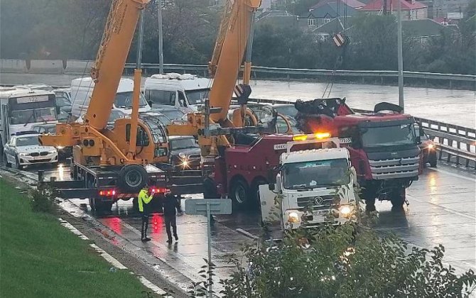 Перевернувшийся грузовик вызвал затор на Зыхском шоссе в Баку