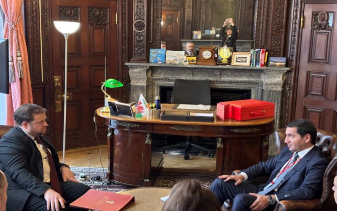 Hikmət Hacıyev Britaniyanın dövlət naziri ilə əlaqələrin genişləndirilməsini müzakirə edib - FOTO