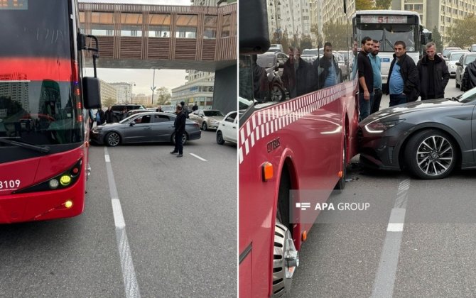 Bakıda avtobusla minik avtomobili toqquşdu - FOTO