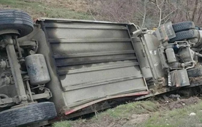 Ağdərədə yük maşını aşdı, sürücü xəsarət aldı