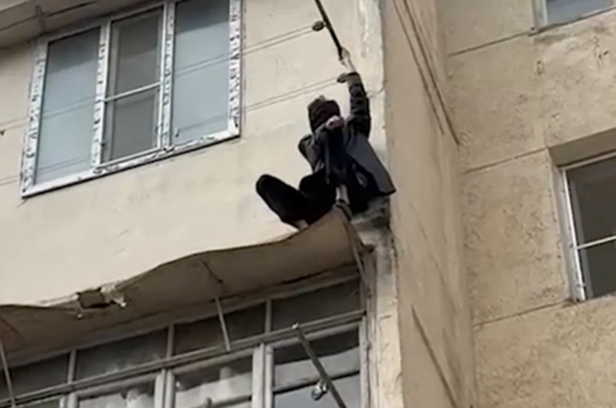 Bakıda eyvanlar arasında köməksiz vəziyyətdə qalan şəxs xilas edildi - VİDEO