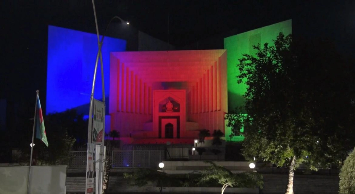 Pakistanda İslamabad şəhəri Azərbaycan bayrağının rəngləri ilə işıqlandırılıb - VİDEO