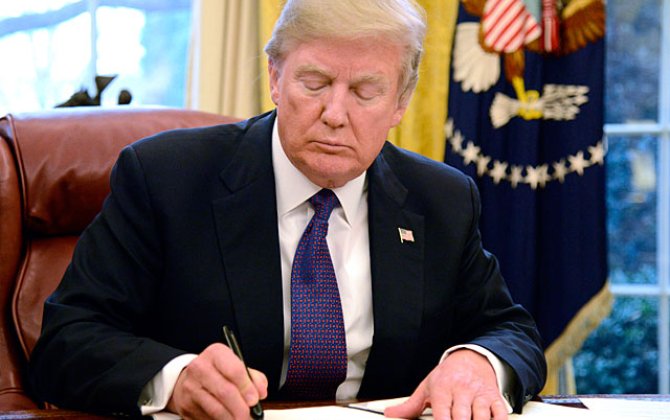 Трамп продлил на год введенные в 1979 году санкции против Ирана