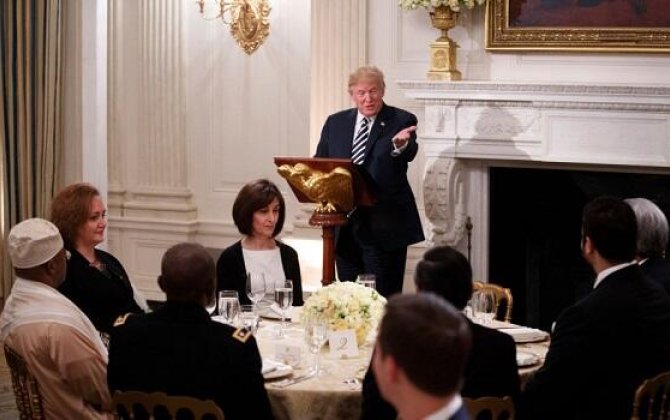 Trampın mətbuat konfransı yarımçıq dayandırıldı