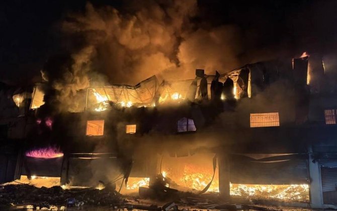 Ticarət mərkəzində yanğın baş verdi