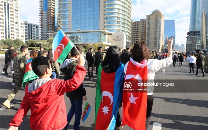 Жители Баку отмечают пятую годовщину Победы