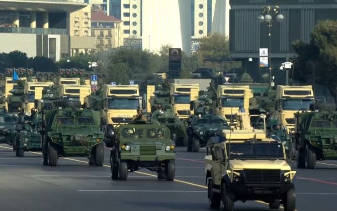 Азербайджан показал новые виды вооружений на параде