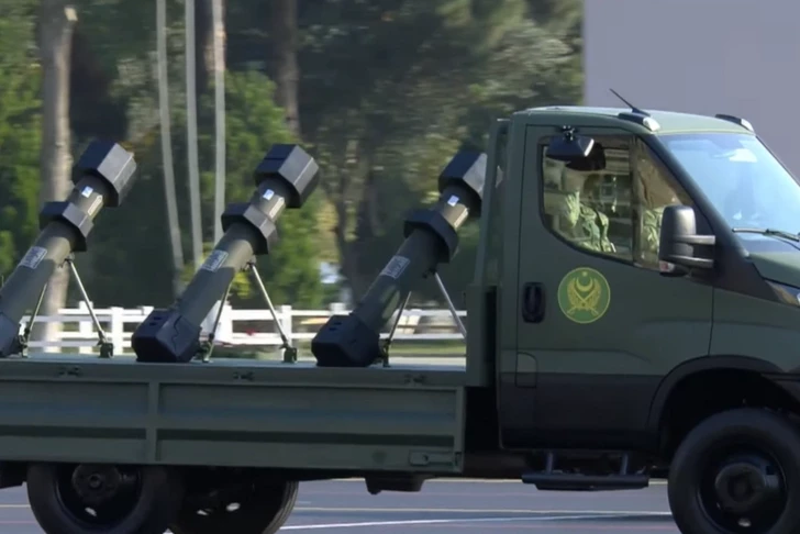 На военном параде в Баку впервые продемонстрированы барражирующие боеприпасы Hero-120