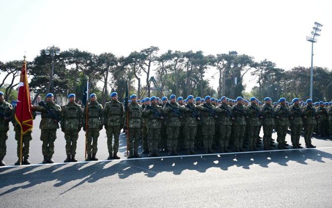 Türkiyə hərbçiləri hərbi paradda tribuna önündən keçib