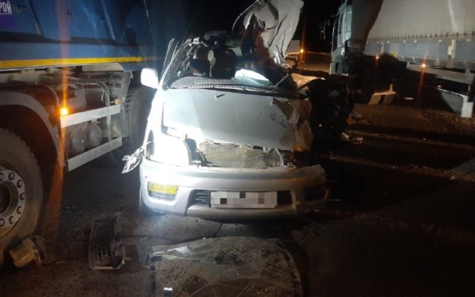 При столкновении легковушки и фуры в РФ погибли шесть человек