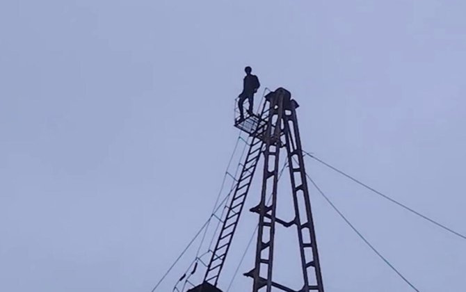 Bakıda qülləyə çıxan 18 yaşlı gənc belə xilas edildi - ANBAAN VİDEO