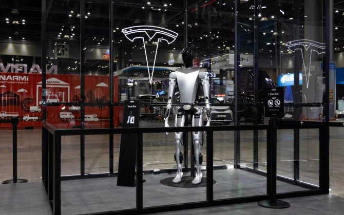 Tesla Optimus становится всё более похожим на человека