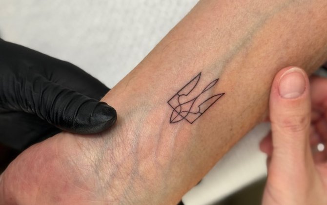 Итальянский сенатор сделал тату с гербом Украины