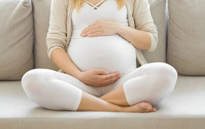 Britaniyada körpə ana bətnində əlini itirib