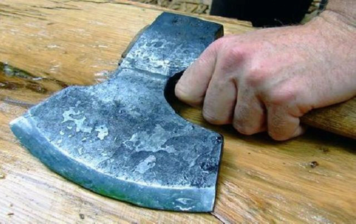 В Баку мужчина зарубил жену топором