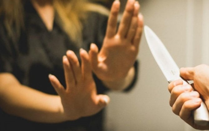 Gəncədə ər arvadını bıçaqladı