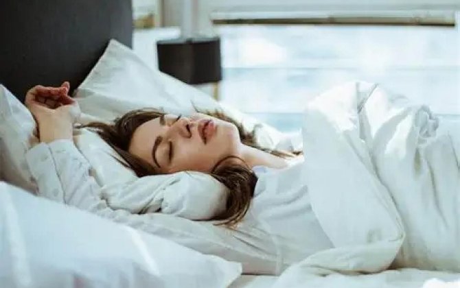 Gecə yatmazdan əvvəl edilən 3 səhv – Buna görə səhər yorğun oyanırıq