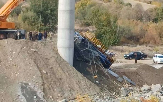 Türkiyədə körpü çökdü - Dağıntılar altında qalanlar var