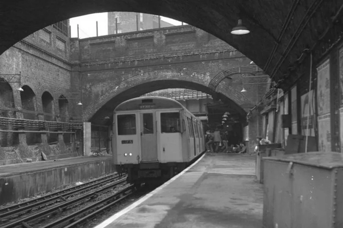 London metrosunun 100 illik xəritəsi satılır - FOTO