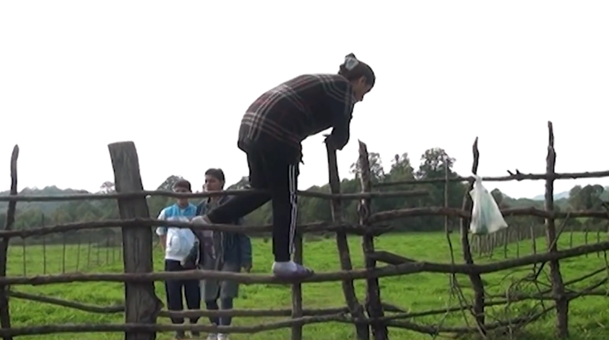 Sakinlər öz evlərinə hasarı aşaraq girməli olurlar - VİDEO